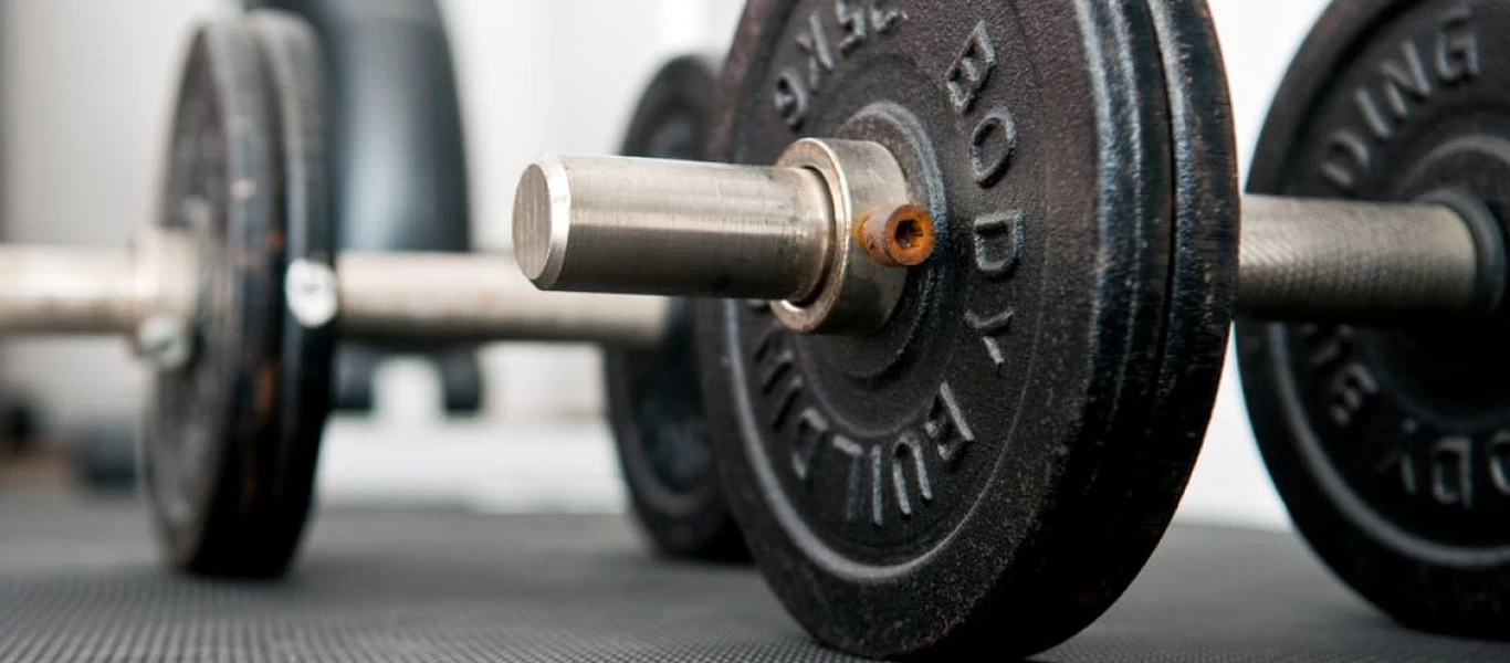 Ρωσία: 12χρονη έκανε νέο παγκόσμιο ρεκόρ σηκώνοντας φλεγόμενη μπάρα 30 κιλών (βίντεο)